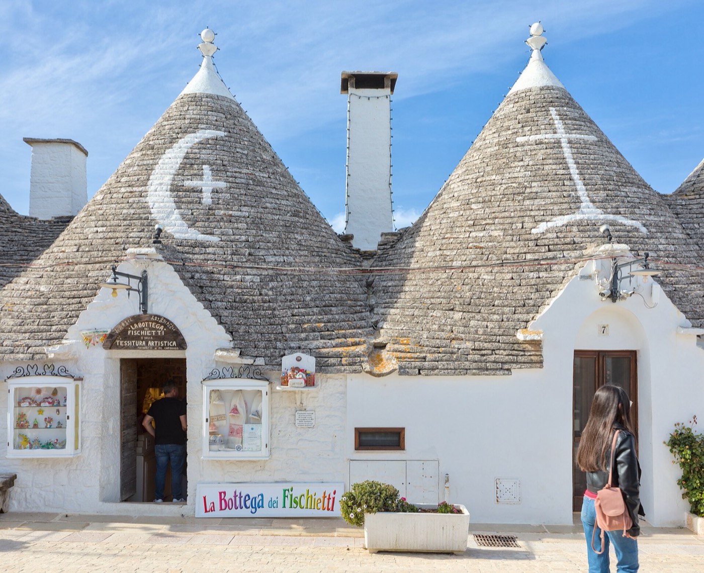 I simboli dipinti in calce sui coni dei trulli