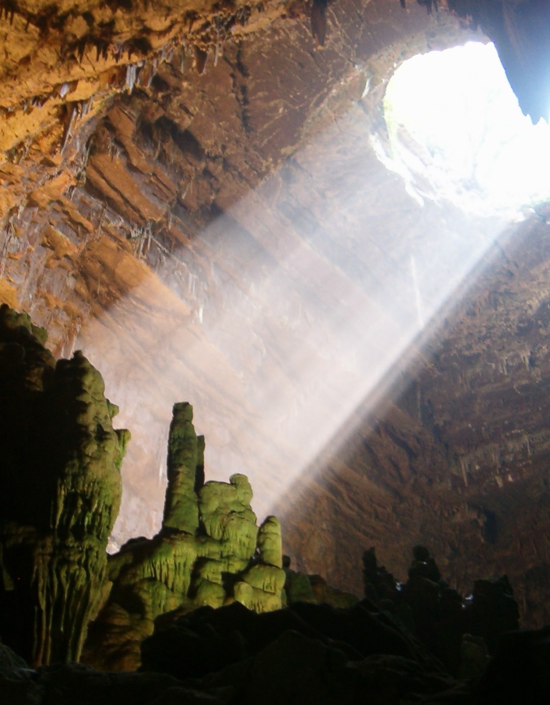 La Grave, l'unica caverna delle Grotte di Castellana che riceve luce naturale