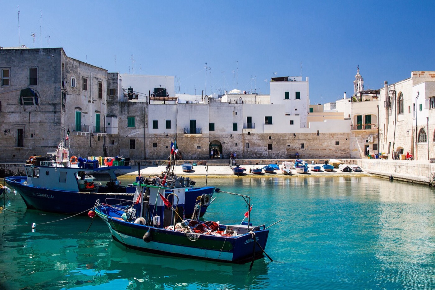 Il porto antico di Monopoli con le barche in legno
