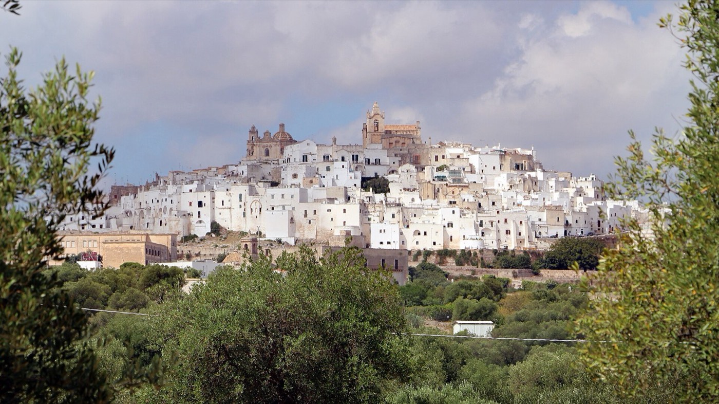 Ostuni sopra gli uliveti secolari